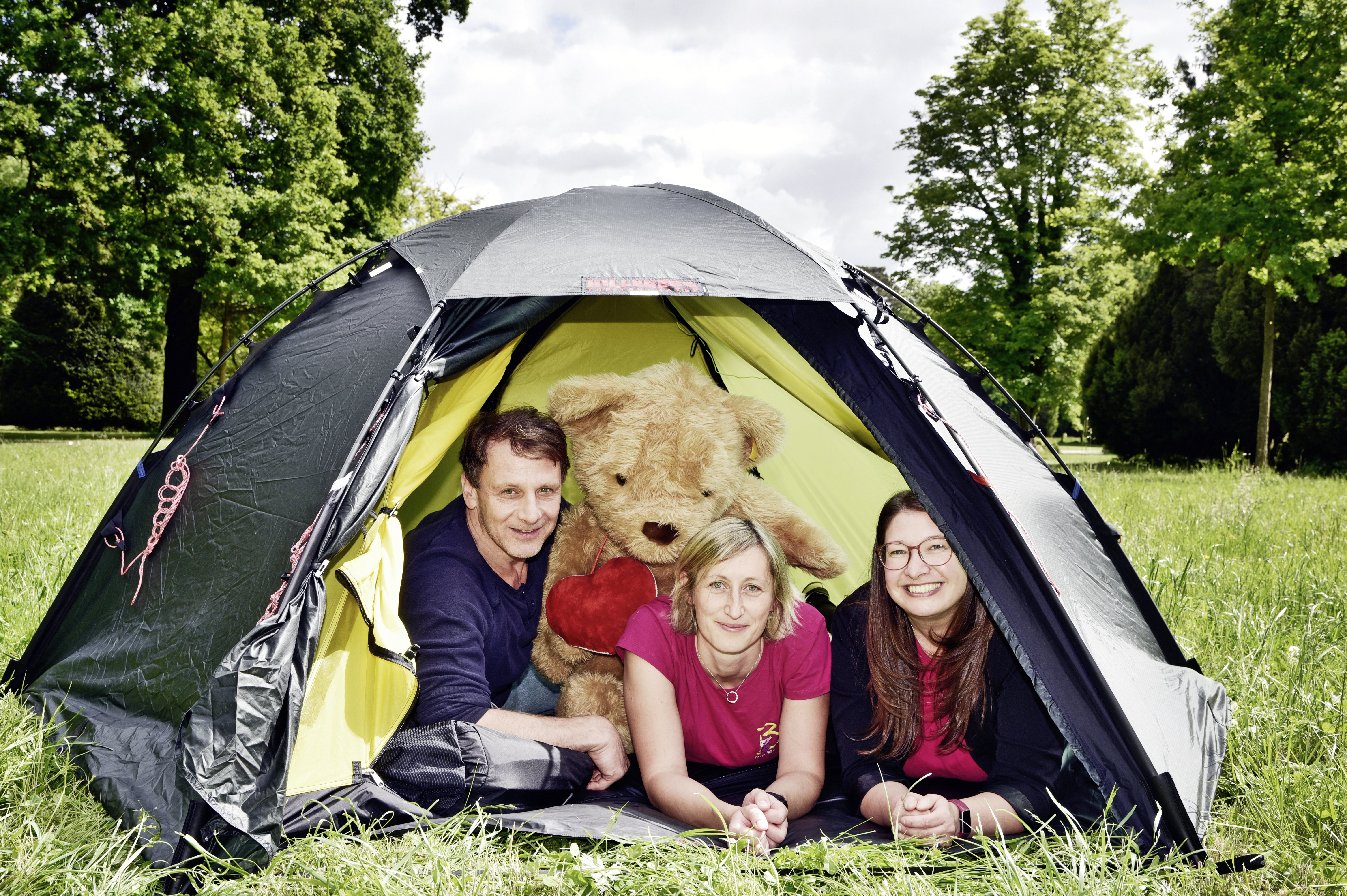 emeinsam für das Kinderhospiz: Jessika Klatt (l.), Hendrik Duryn und Ulrike Herkner (Bärenherz e. V.)