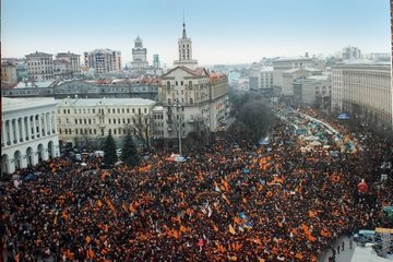 Die Installation im Alten Rathaus streift die Orange Revolution auf dem Maidan in Kyjiw