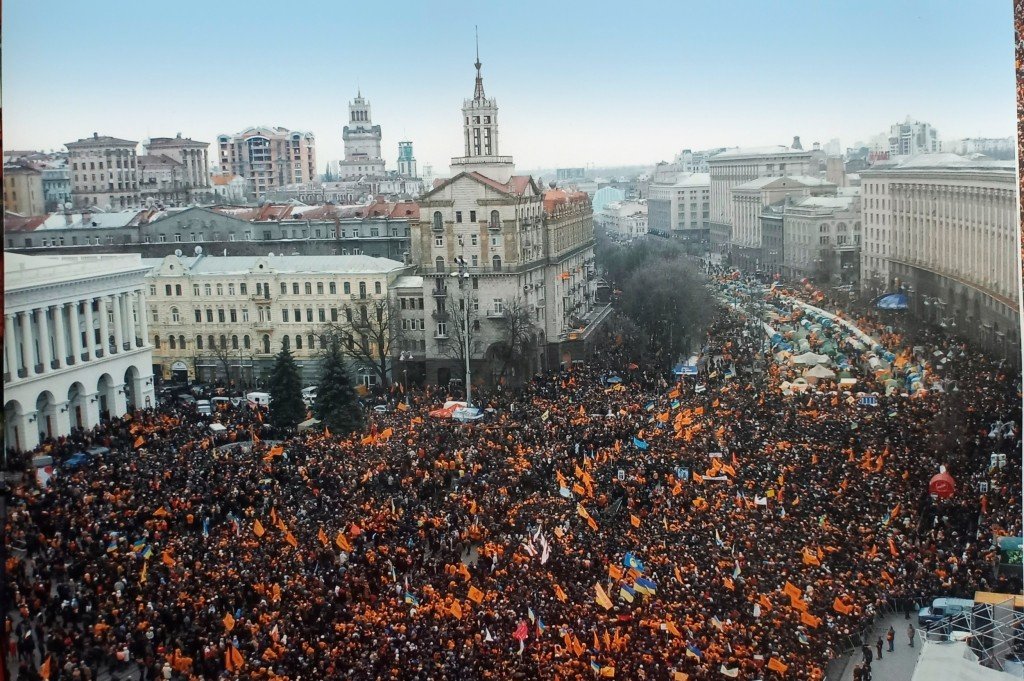 Die Installation im Alten Rathaus streift die Orange Revolution auf dem Maidan in Kyjiw