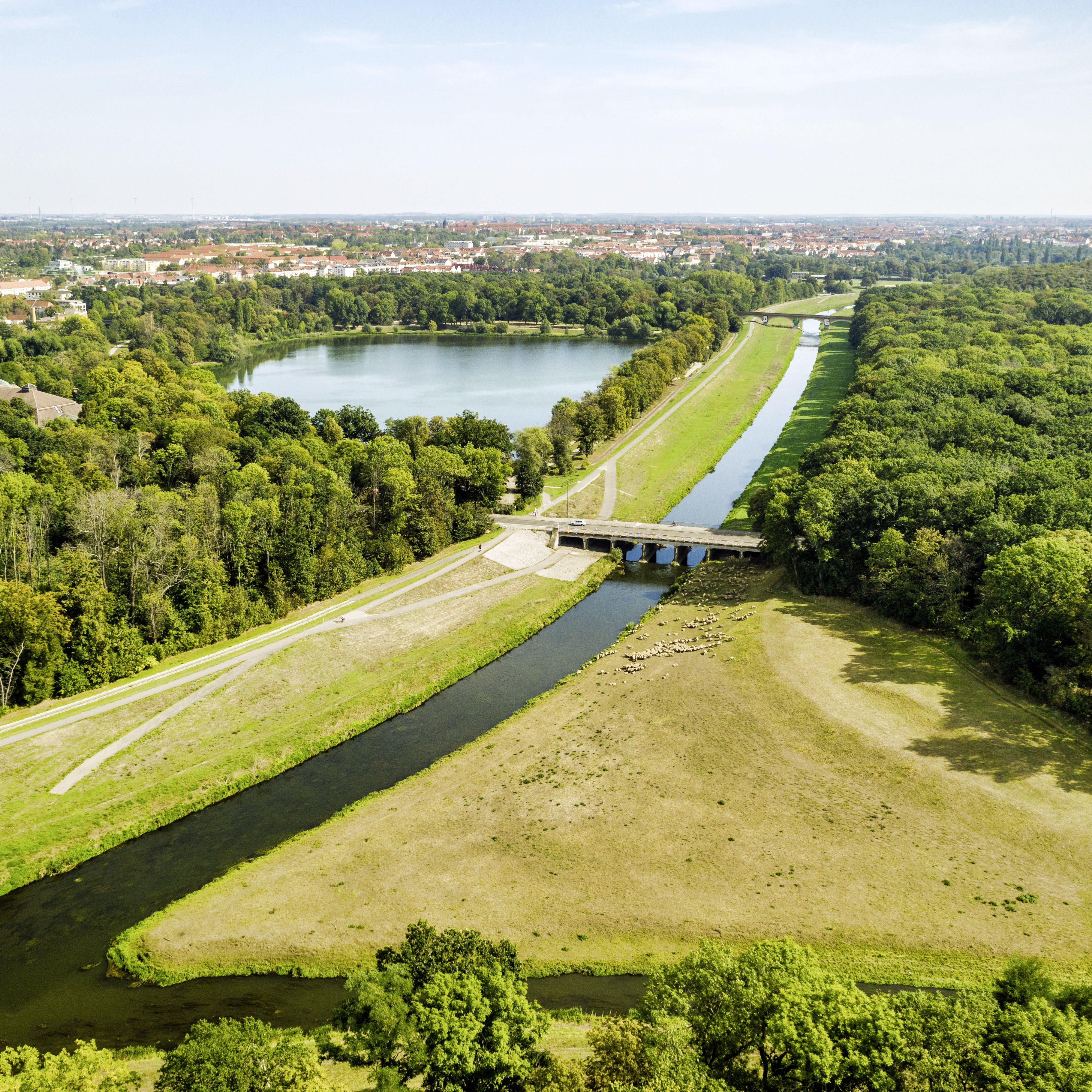 zusehe einen Brücke über einen Fluss 