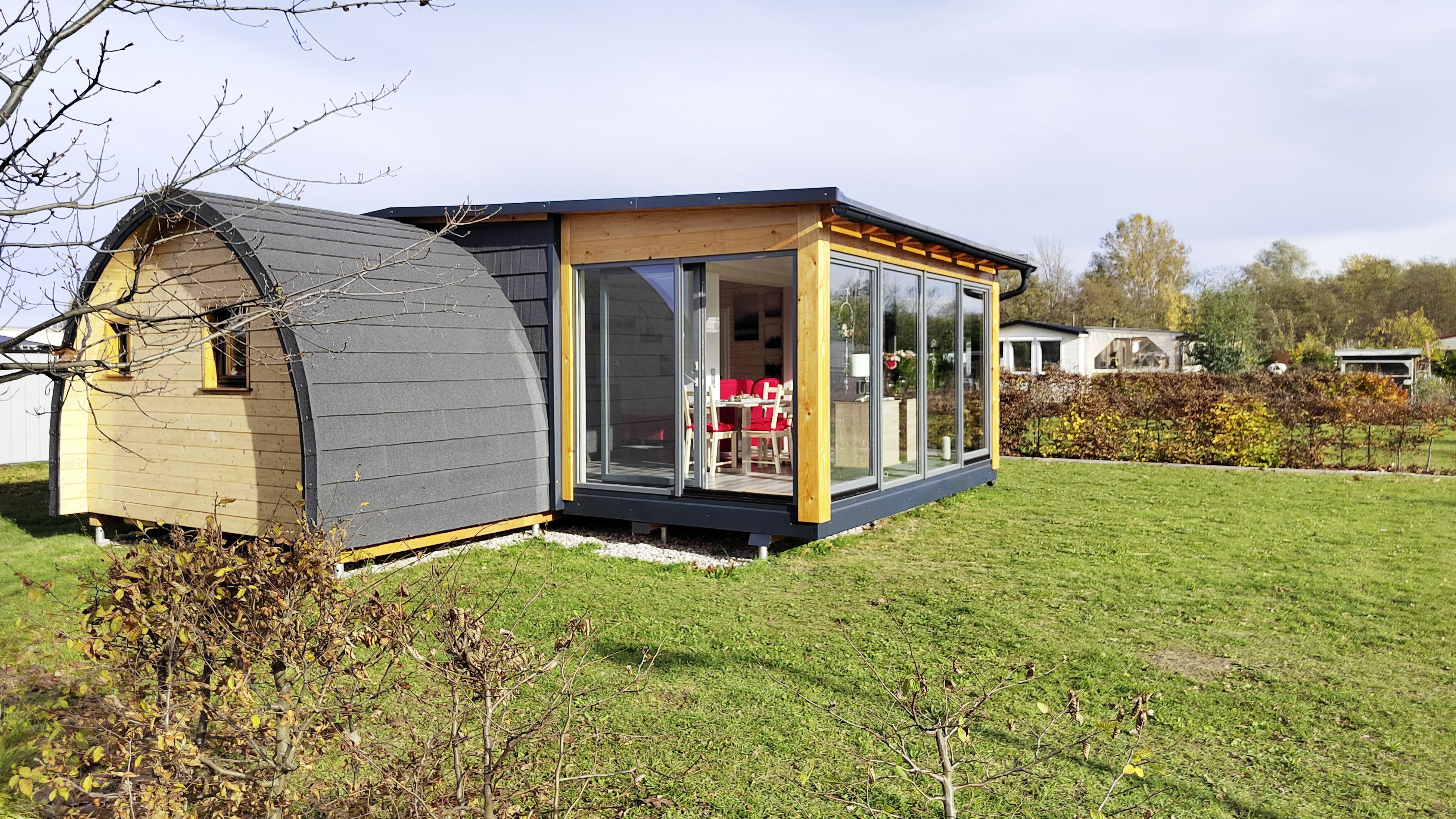 zusehen ist eine Tiny House im auf einer grünen Wiesen 