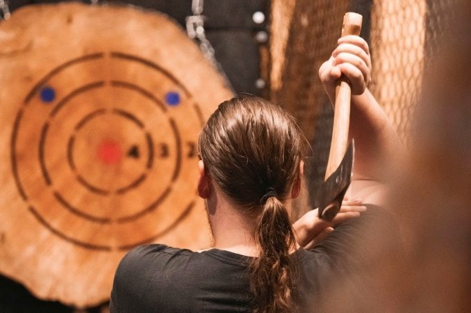 Bei WoodCutter ist der Name Programm: In dieser Bar werden Äxte geworfen