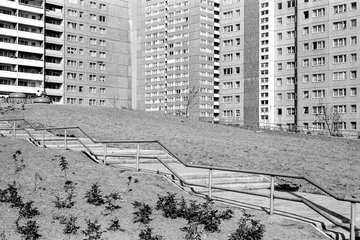Den massiven Wohnklotz fotografierte Ulrich Wüst 1982 in Ost-Berlin