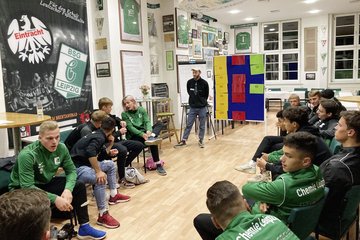 Nachdenken über Rassismus, Sexismus, Antisemitismus im Fußball: Workshop der IVF mit Nachwuchskickern.