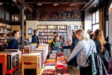 Die Leipziger Stadtevents führen auf interessanten Touren – hier durchs Kolonnadenviertel – durch Vergangenheit und Gegenwart