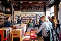 Die Leipziger Stadtevents führen auf interessanten Touren – hier durchs Kolonnadenviertel – durch Vergangenheit und Gegenwart