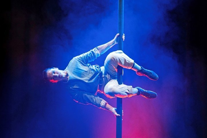 Das Duo Up’n’Down lässt schwere Akrobatik am Mast tänzerisch leicht aussehen