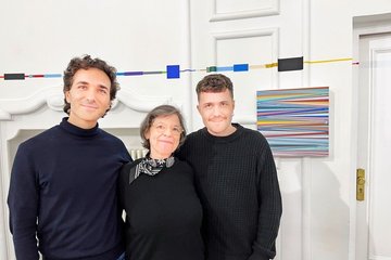 Kurator Nuno de Brito Rocha mit Jac Leirner und Rafa Silvares (v. l.)
