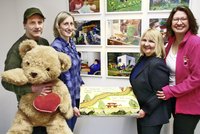 Jessika Klatt (2. v. l.) freut sich nach ihrer Tour über die ungewöhnliche Alternative zum Spendenscheck