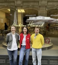 Geschäftsführerin Jutta Sauerwald (mitte) und ihre Kolleginnen Helen v. Daacke (links) und Nikola Kraa (rechts) führen den Siebten H 6 immel mit viel Liebe zum Detail
