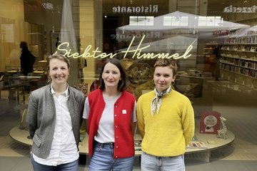 Geschäftsführerin Jutta Sauerwald (mitte) und ihre Kolleginnen Helen v. Daacke (links) und Nikola Kraa (rechts) führen den Siebten H 6 immel mit viel Liebe zum Detail