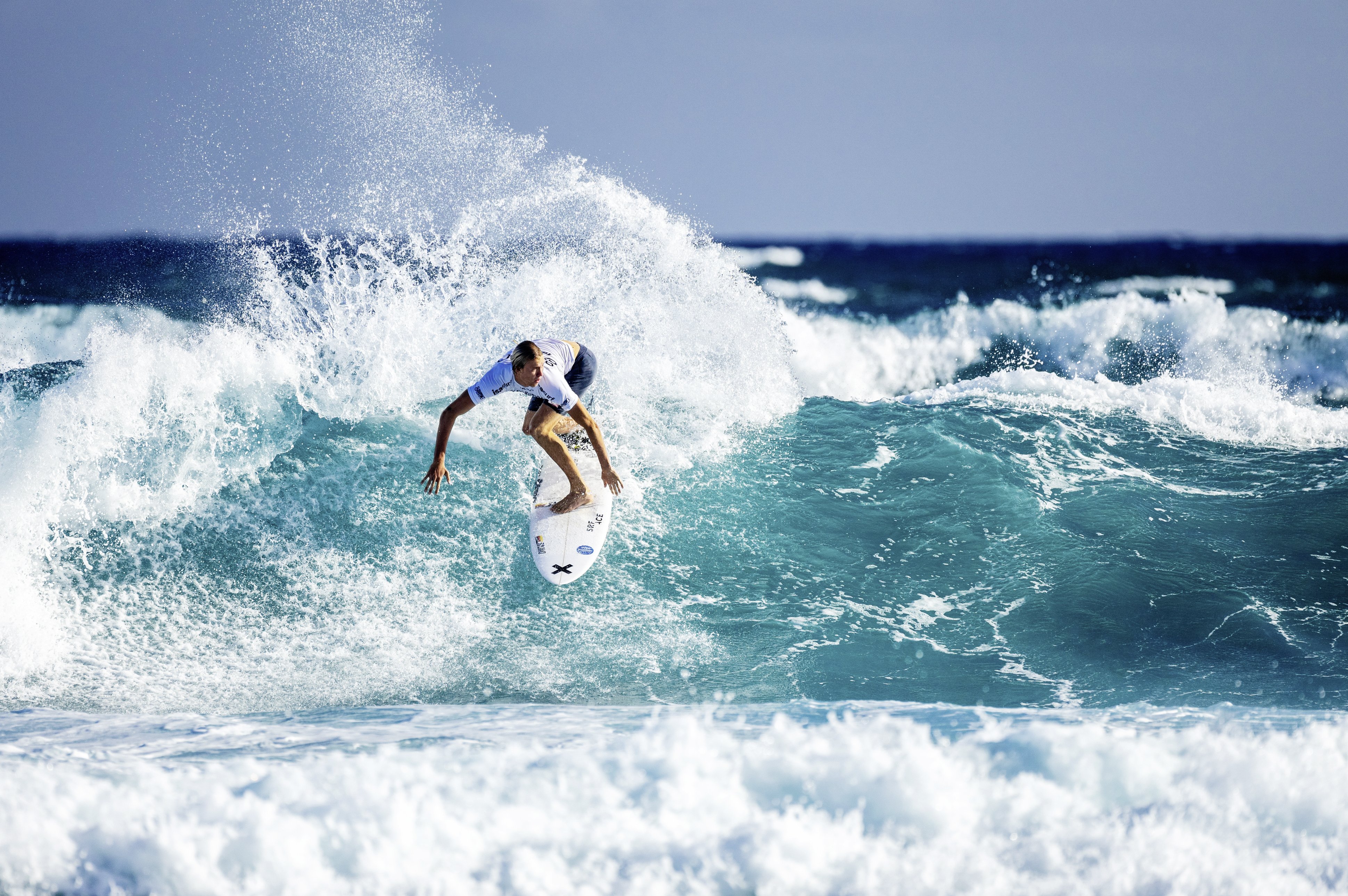 Tim Elter beim surfen 