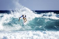 Tim Elter beim surfen 