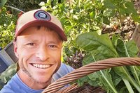 YouTuber Robert Boden mit frisch geerntetem Gemüse