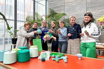 Lea Reinke (r.) und Kunstvermittlerin Kirsten Lemm (2. v. r.) vom MdbK mit der Gruppe „Leipziger Maschen“