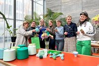Lea Reinke (r.) und Kunstvermittlerin Kirsten Lemm (2. v. r.) vom MdbK mit der Gruppe „Leipziger Maschen“
