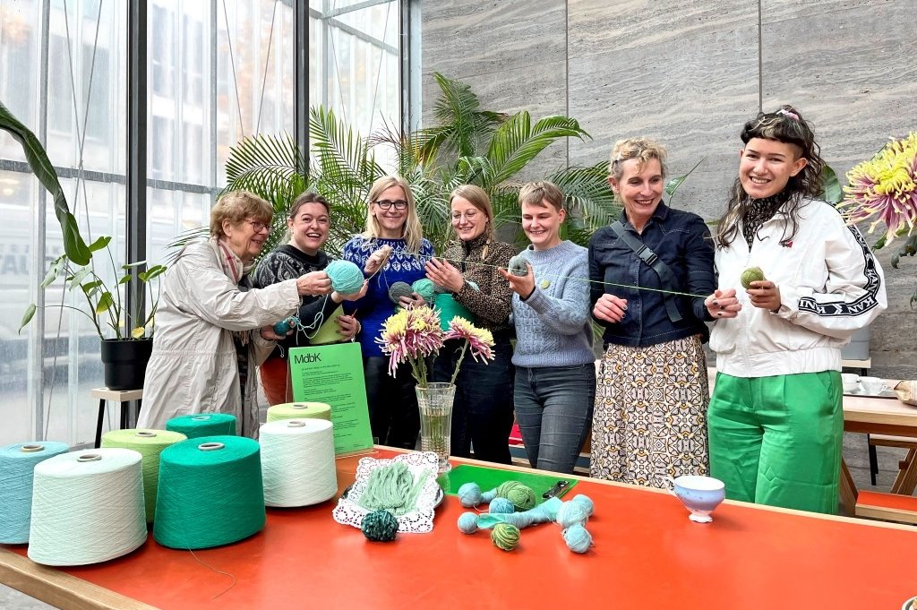 Lea Reinke (r.) und Kunstvermittlerin Kirsten Lemm (2. v. r.) vom MdbK mit der Gruppe „Leipziger Maschen“