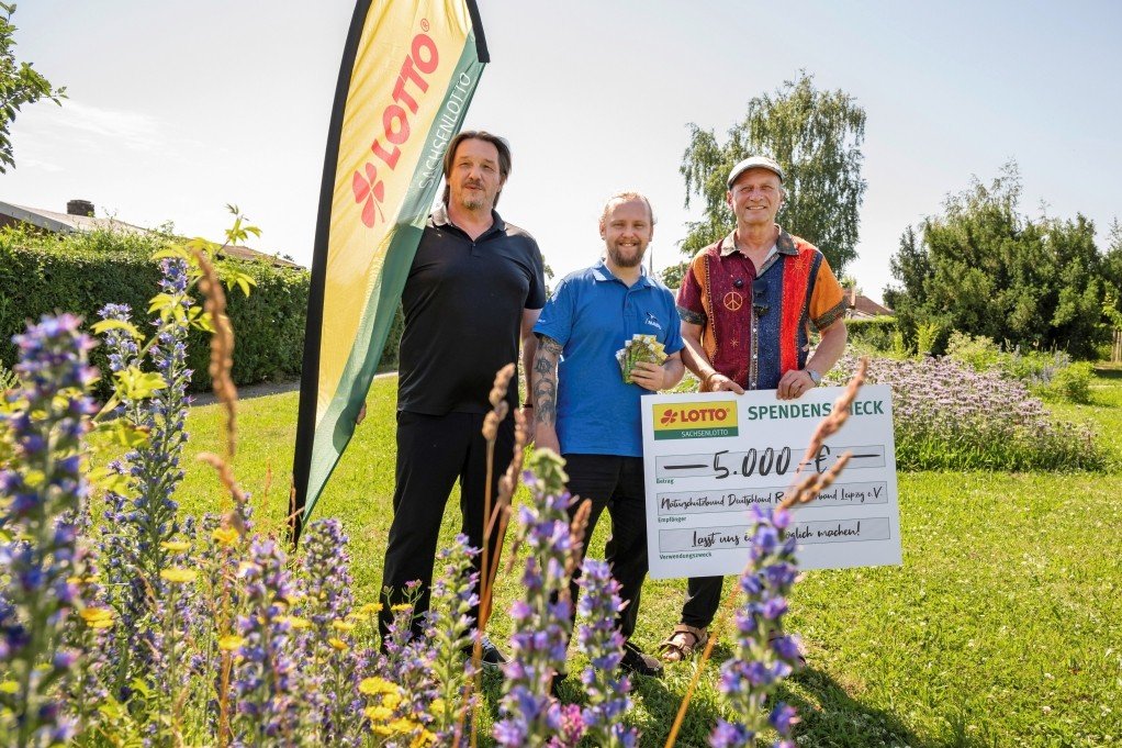Guido Hannich, Leiter Kommunikation der Sächsische Lotto-GmbH, Kevin Klein vom NABU Leipzig und Tierpfleger Jörg Gräser (v. l. n. r.)