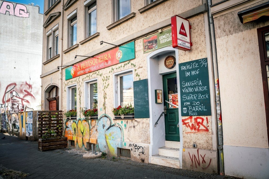 Das „A Petisquiera“ liegt zentral am Lindenauer Markt – mit direktem Blick ins Viertel
