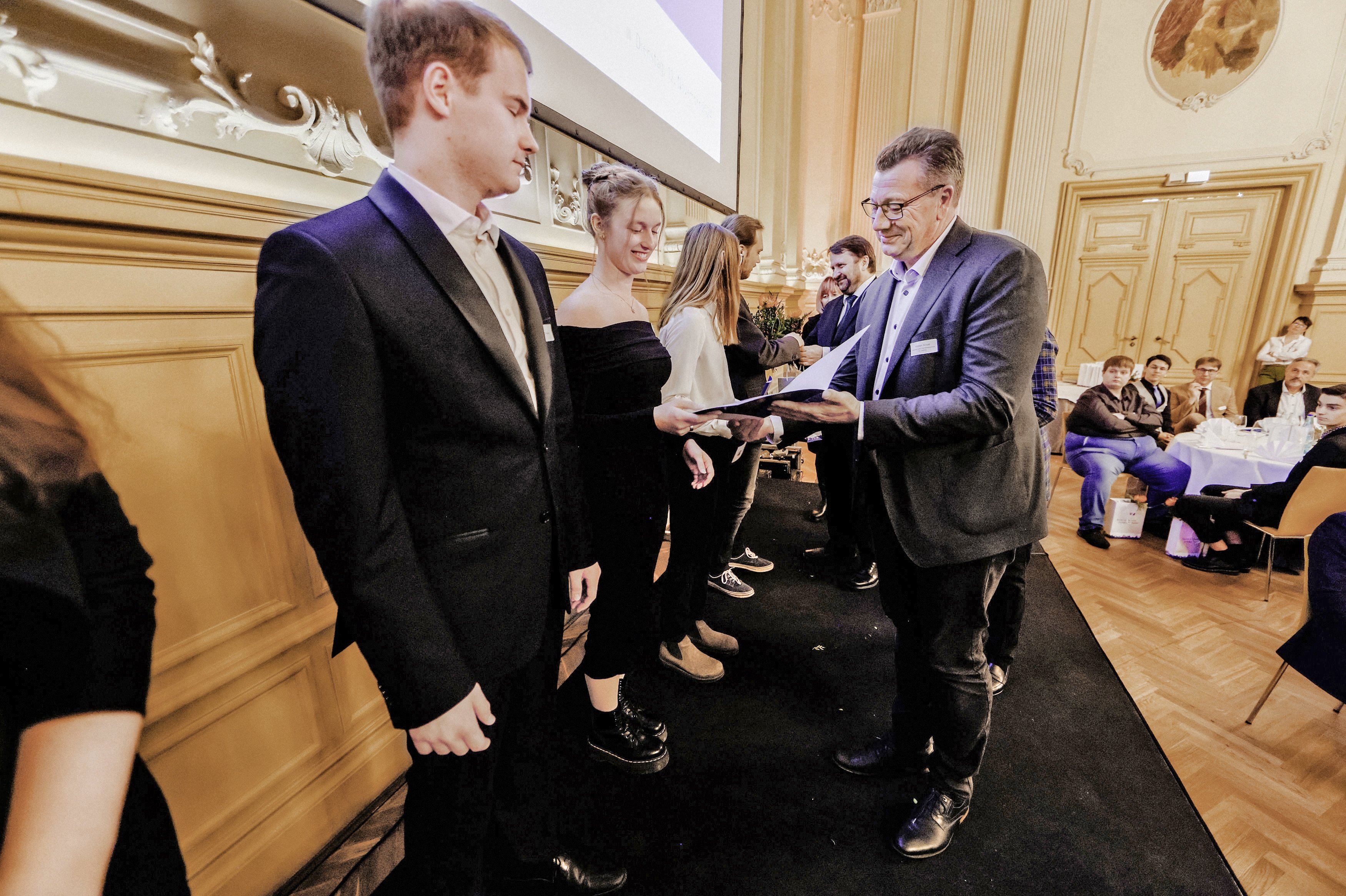 Kristian Kirpal ehrt die Champions der dualen Ausbildung