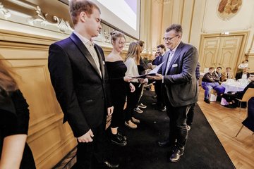 Kristian Kirpal ehrt die Champions der dualen Ausbildung