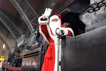 Mit der Dampflok ins Adventsprogramm: Der Weihnachtsmann kommt in Leipzig an