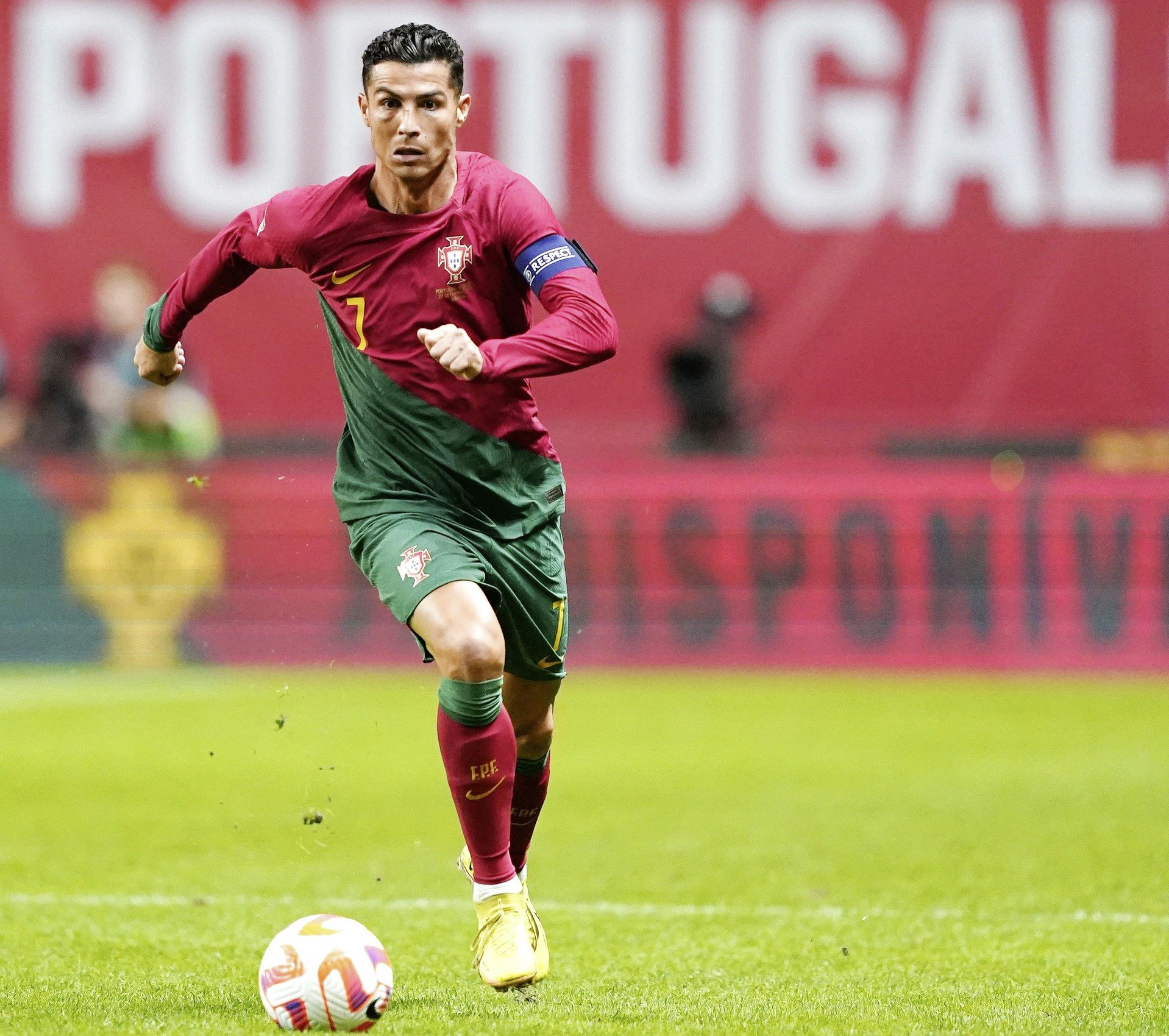 Cristiano Ronaldo mit dem Fußball am Fuß 