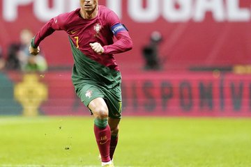 Cristiano Ronaldo mit dem Fußball am Fuß 