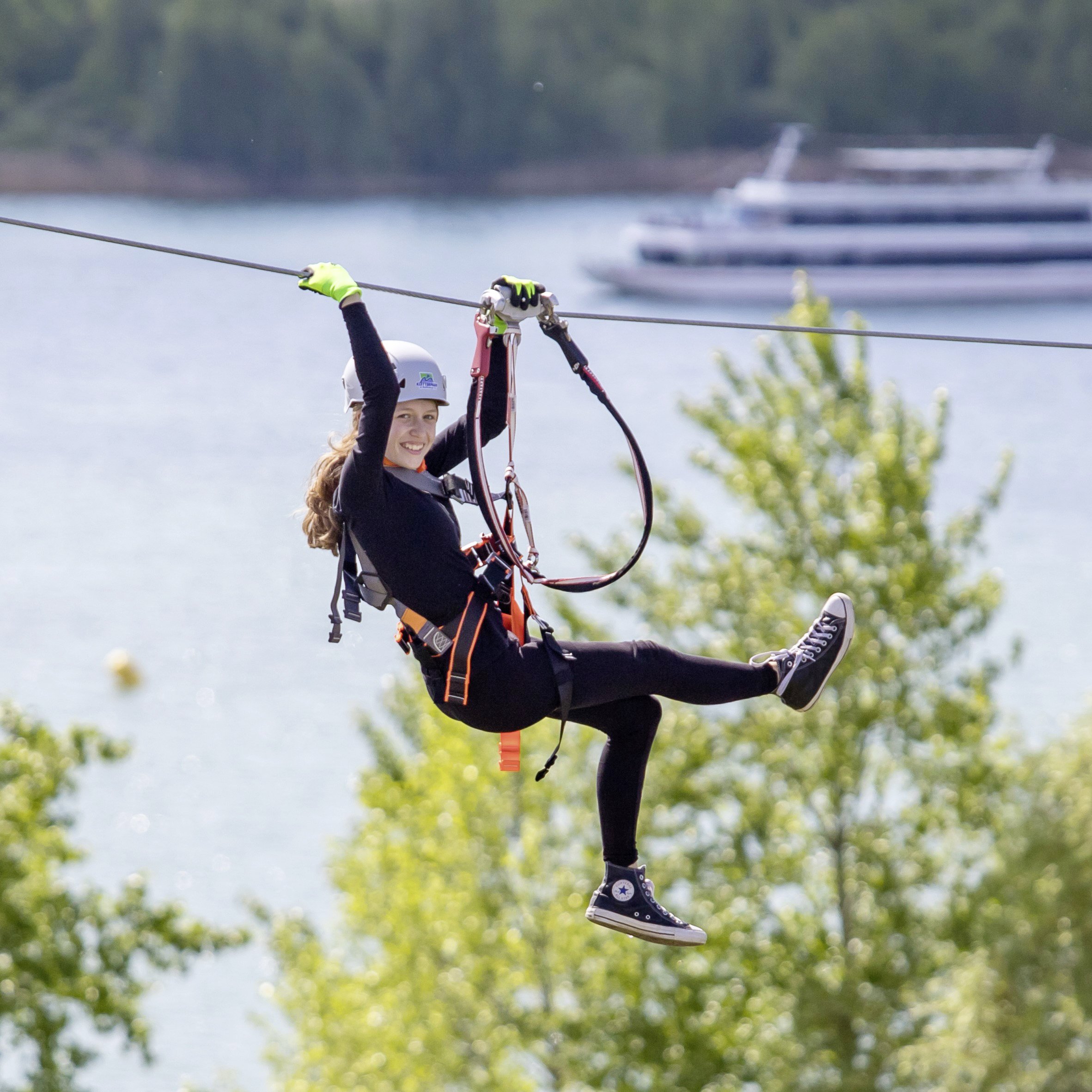 An der Zipline kann ordentlich Geschwindigkeit aufgenommen werden