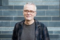 Ein grauhaariger Mann mit Brille
