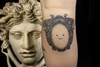 Statuen treffen im Antikenmuseum auf ihr Abbild als Tattoo