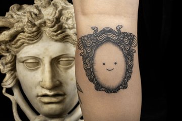 Statuen treffen im Antikenmuseum auf ihr Abbild als Tattoo