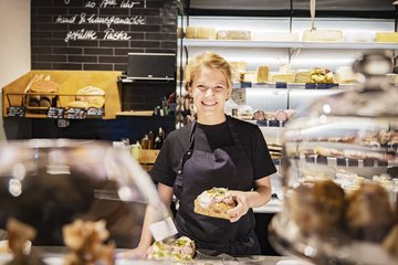 Emily steht gern selbst hinter der Frischetheke mit vielen hausgemachten Spezialitäten