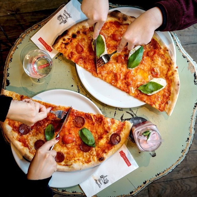 Pizza zum Teilen, es gibt sie auch mit zwei Belägen