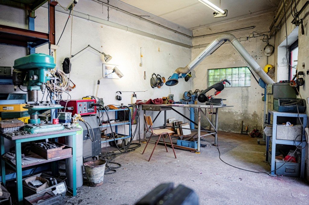 Blick in die Werkstatt – Metall, Holz und Stoff treffen aufeinander