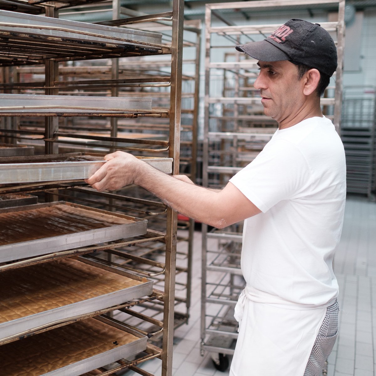 Erfahren im Brotbacken: Ahmad Shakib Amiri hat schon im Iran in einer Bäckerei gearbeitet
