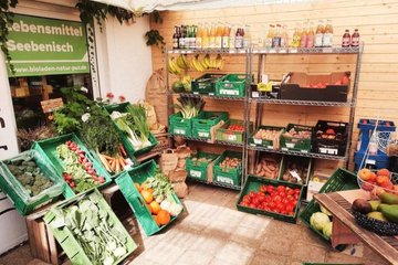 Frisches Obst und Gemüse vor dem Bioladen in Seebenisch