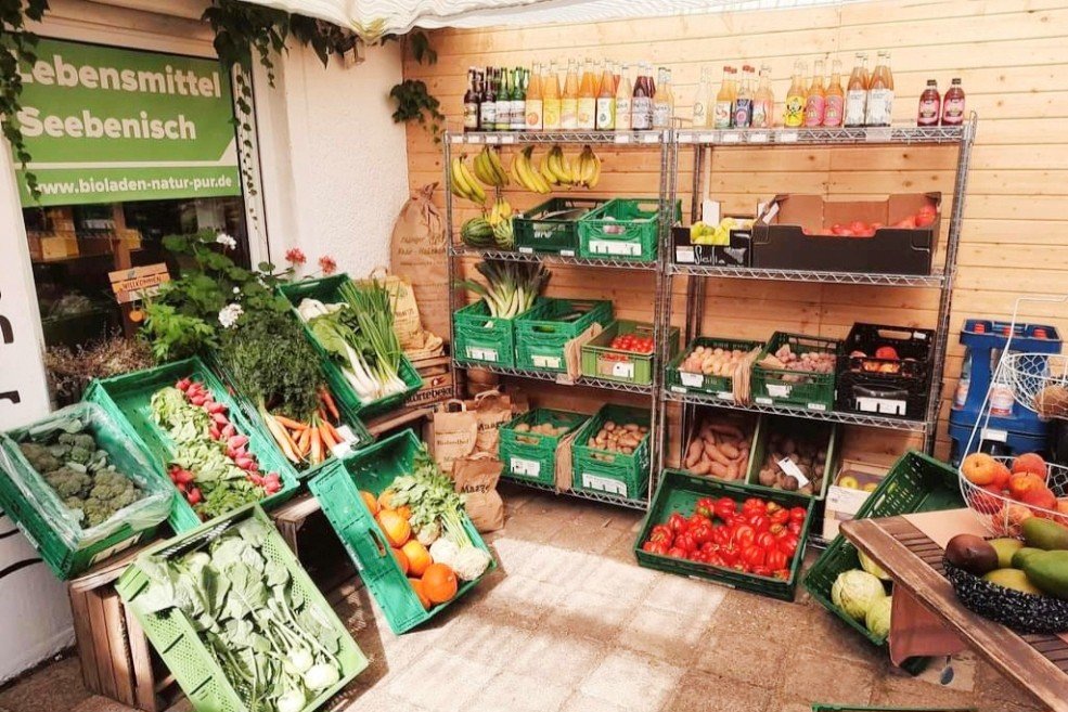Frisches Obst und Gemüse vor dem Bioladen in Seebenisch