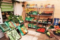 Frisches Obst und Gemüse vor dem Bioladen in Seebenisch