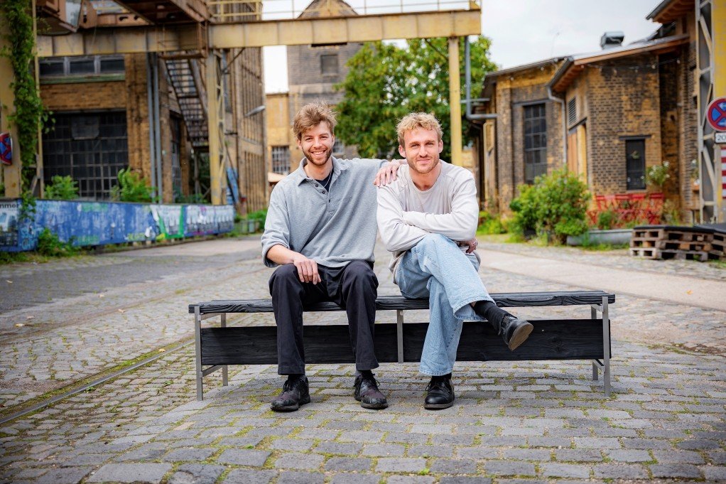 Robert Freitag (l.) und Hannes Herbst auf ihrer Bank aus geflämmtem Holz in den Pittlerwerken