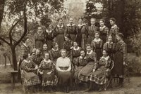 Lehrerin Anna von Nickisch mit ihrer Klasse 