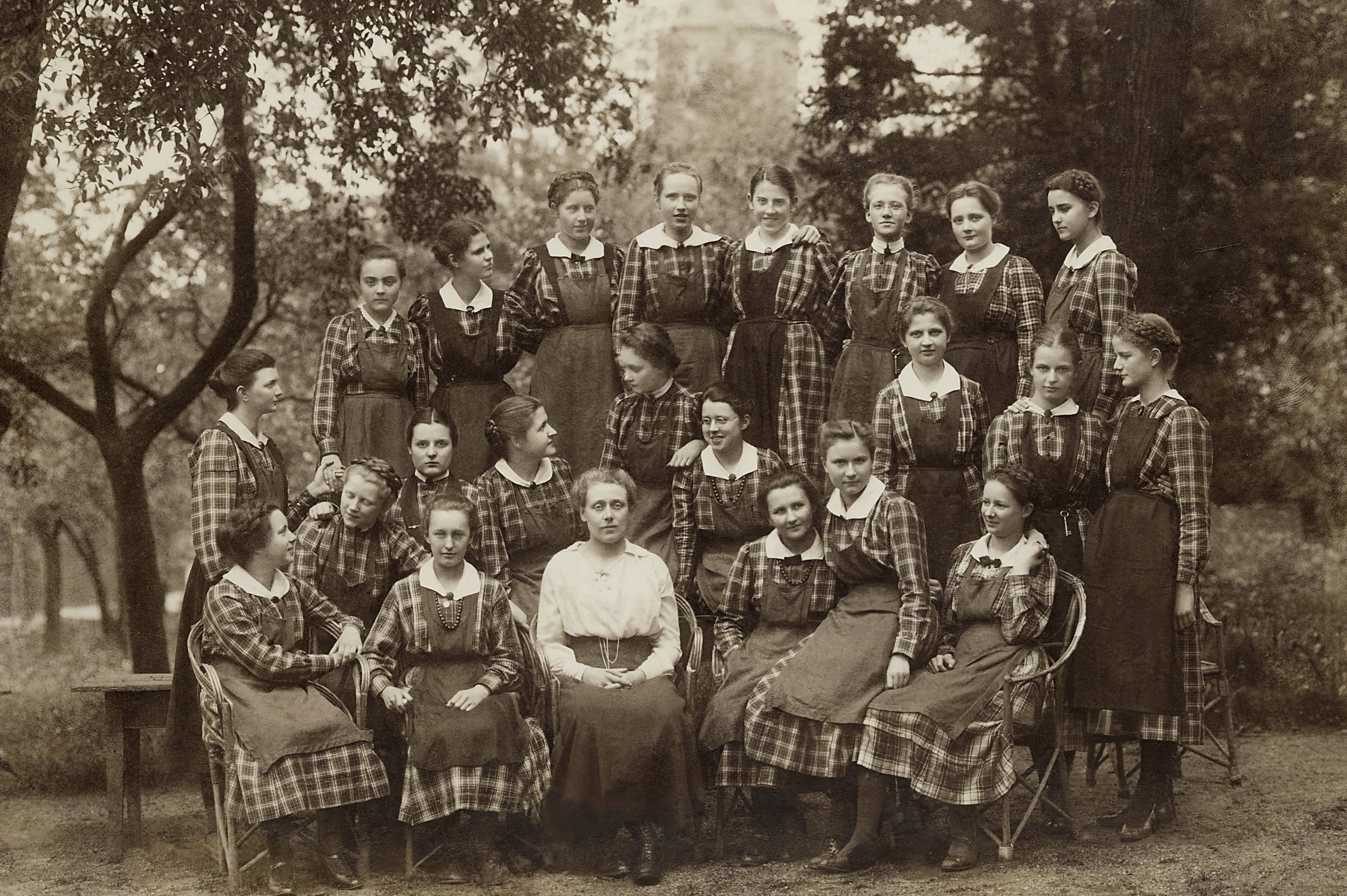 Lehrerin Anna von Nickisch mit ihrer Klasse 