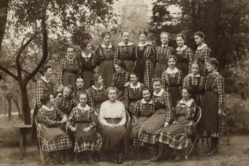 Lehrerin Anna von Nickisch mit ihrer Klasse