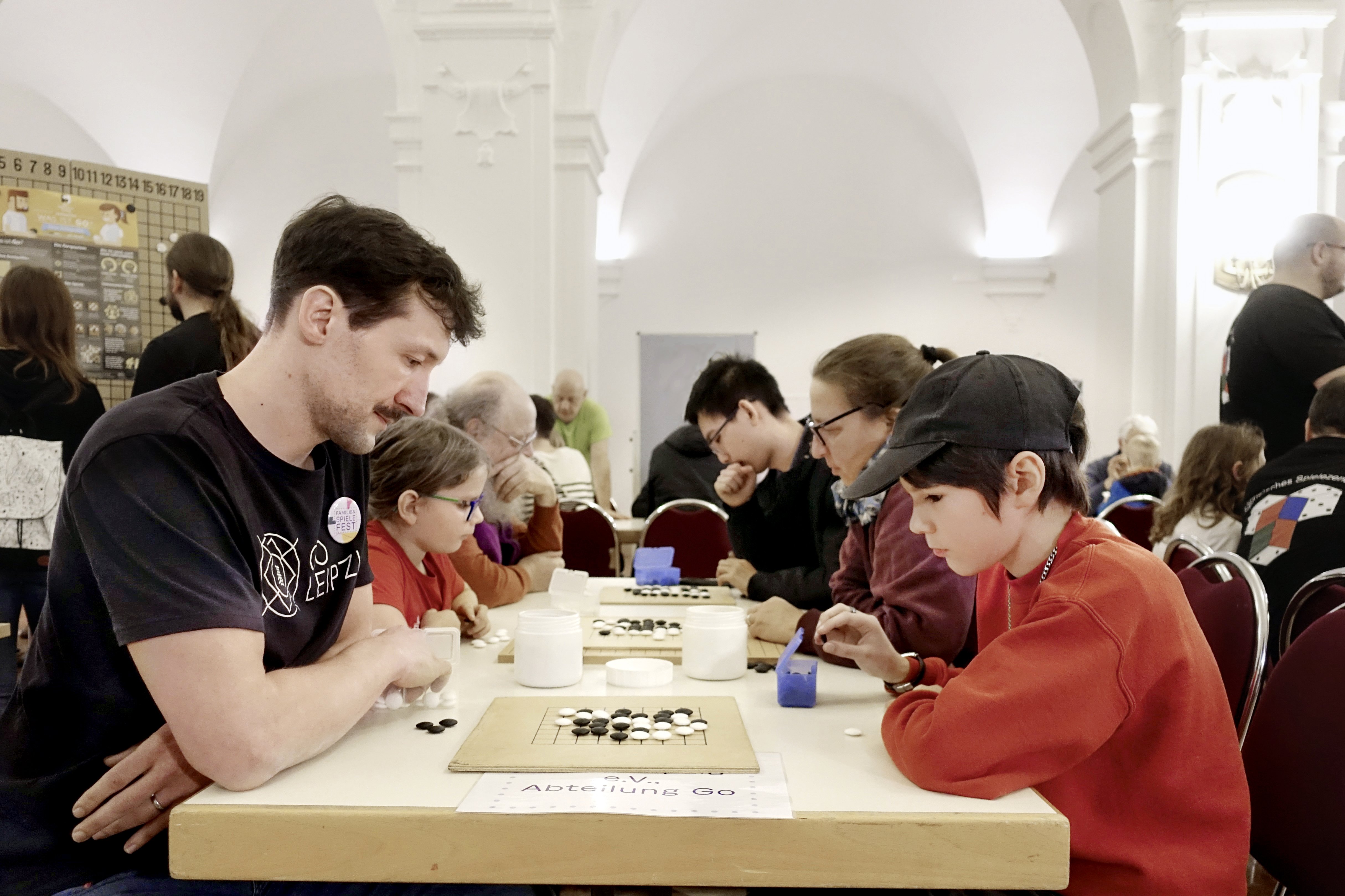 Abteilungsleiter René Scheibe (l.) gibt die Begeisterung für „Go“ auch an Kinder weiter