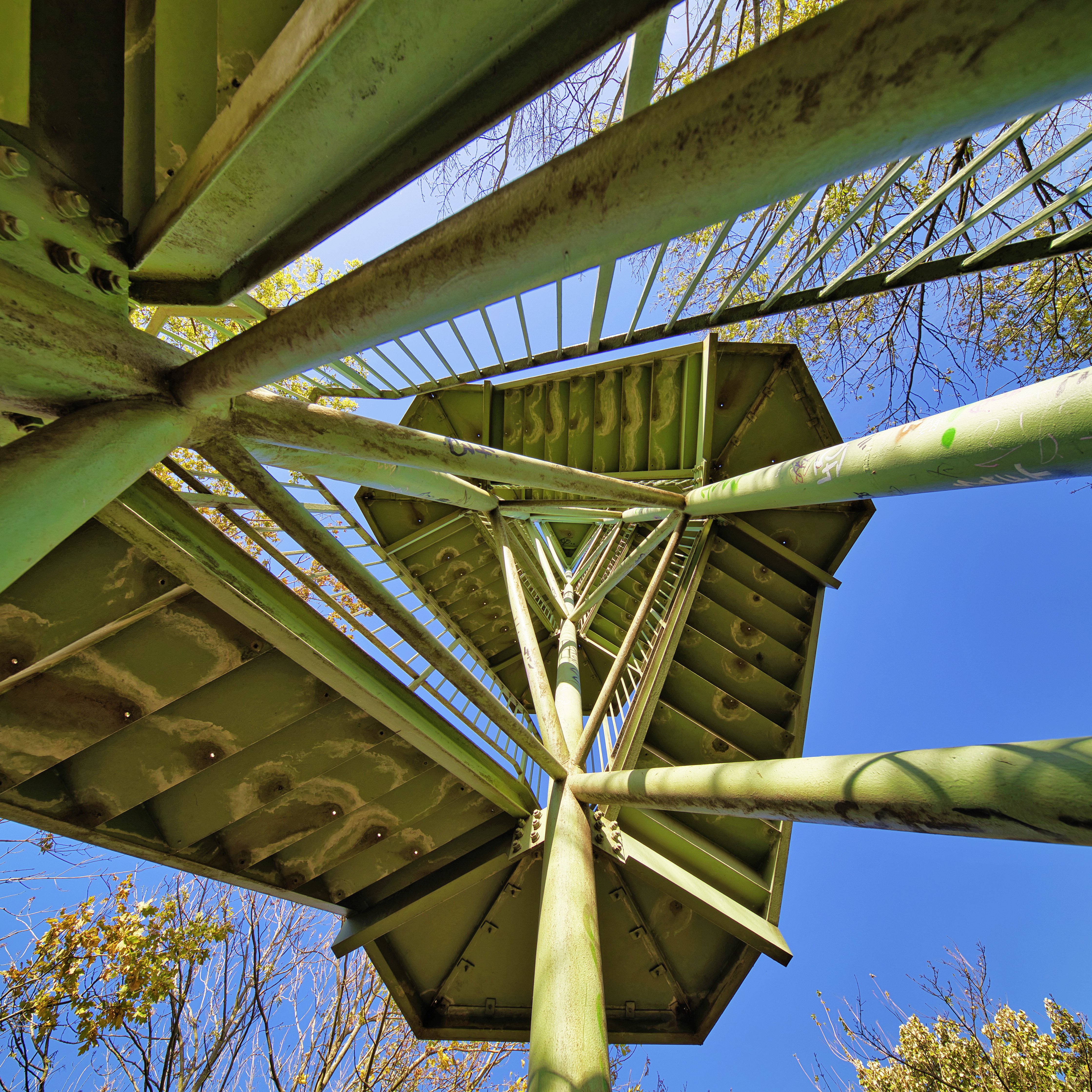 zusehe einen Treppe die auf einen Aussichtsturm führt 