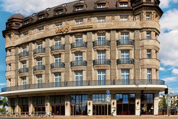 Die historische Jugendstilfassade des Victor's am Georgiring