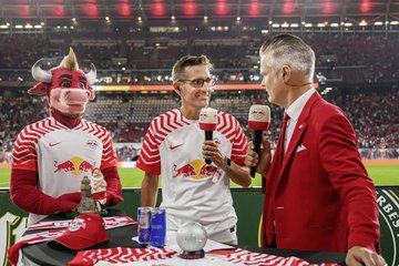 CEO Timo Sillobe, RB- Maskottchen, Tim Thoelke im Stadion beim Interview 