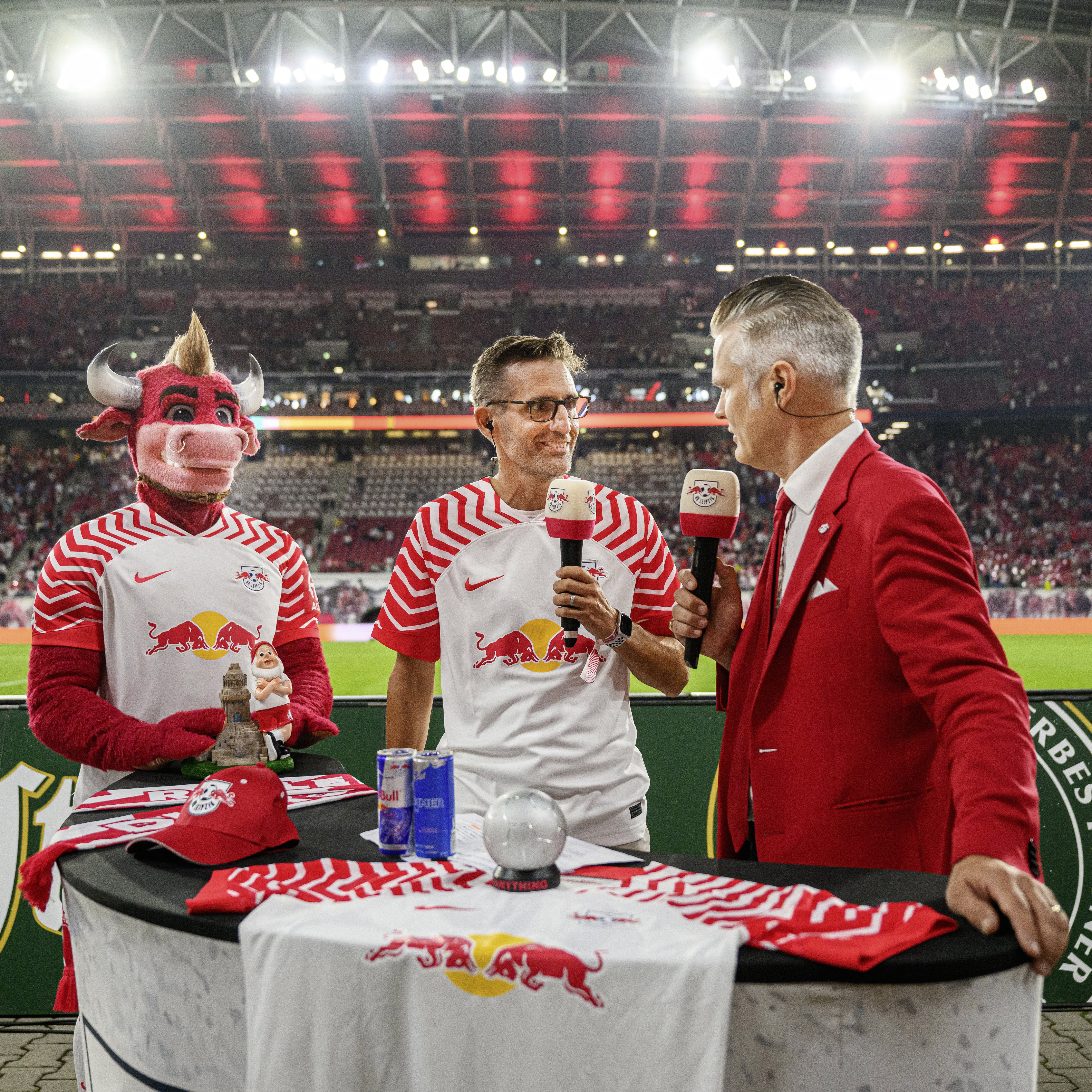 CEO Timo Sillobe, RB- Maskottchen, Tim Thoelke im Stadion beim Interview 