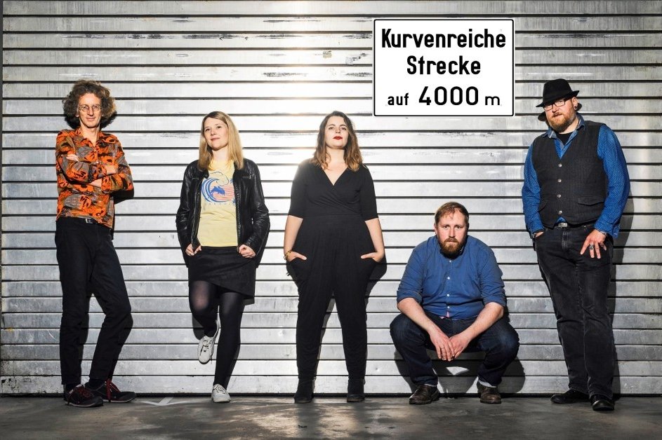 Die Lesebühne Schkeuditzer Kreuz wird 18 Jahre alt: Kurt Mondaugen, Franziska Wilhelm, Marsha Richarz, Julius Fischer und Hauke von Grimm sind die Autoren