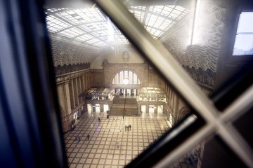 Blick von der Empore in die historische Eingangshalle Ost